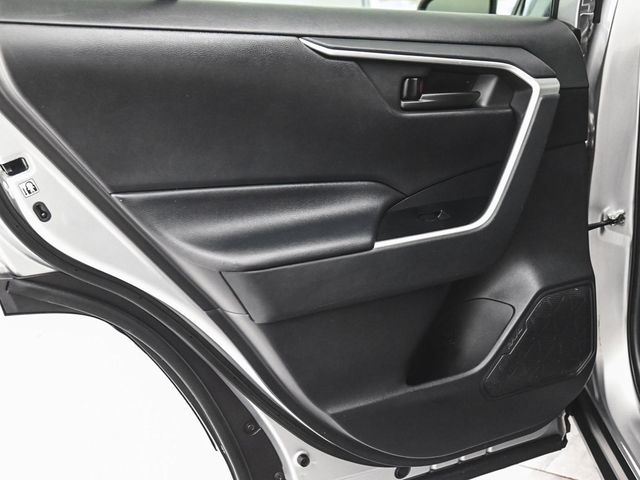 2019 Toyota RAV4 LE - 22967237 - 10