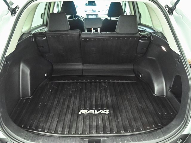 2019 Toyota RAV4 LE - 22967237 - 34