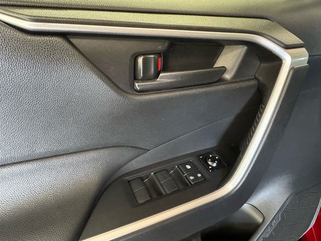 2019 Toyota RAV4 LE AWD - 22991974 - 11