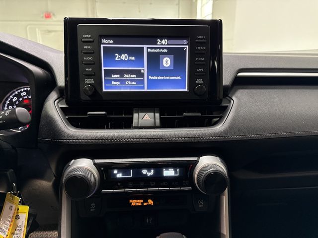 2019 Toyota RAV4 LE AWD - 22986608 - 17