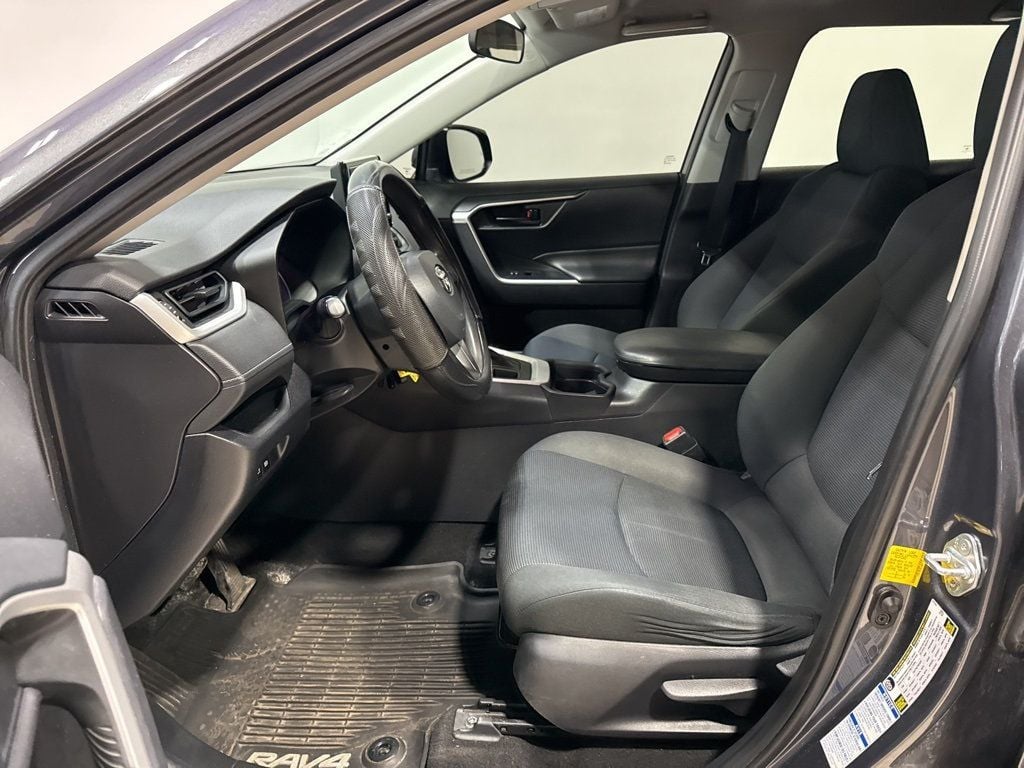 2019 Toyota RAV4 LE AWD - 22986608 - 26