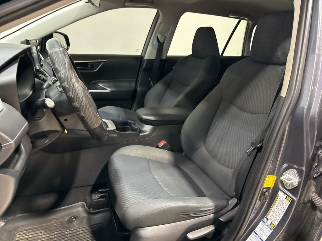 2019 Toyota RAV4 LE AWD - 22986608 - 27