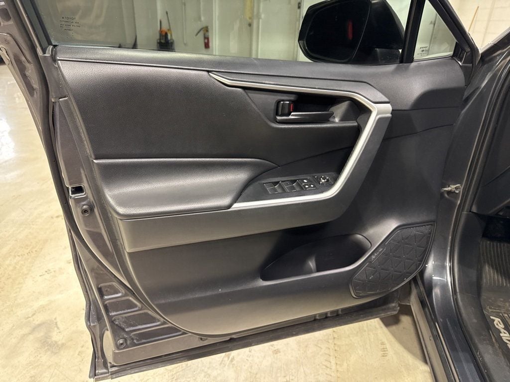 2019 Toyota RAV4 LE AWD - 22986608 - 29