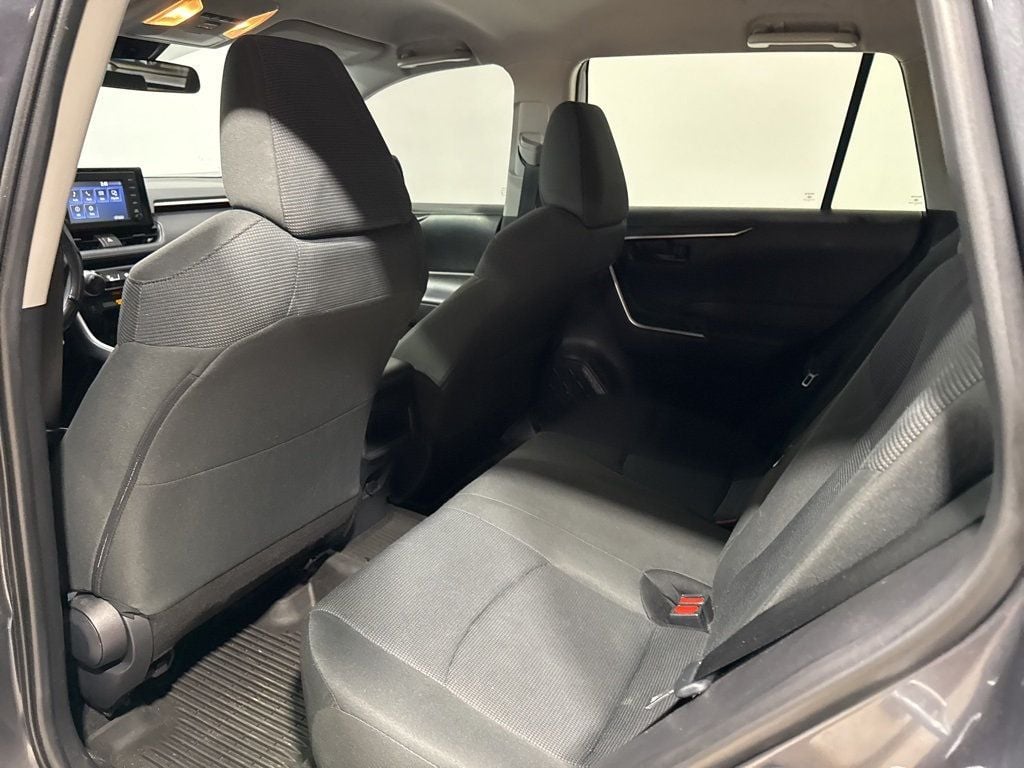 2019 Toyota RAV4 LE AWD - 22986608 - 33