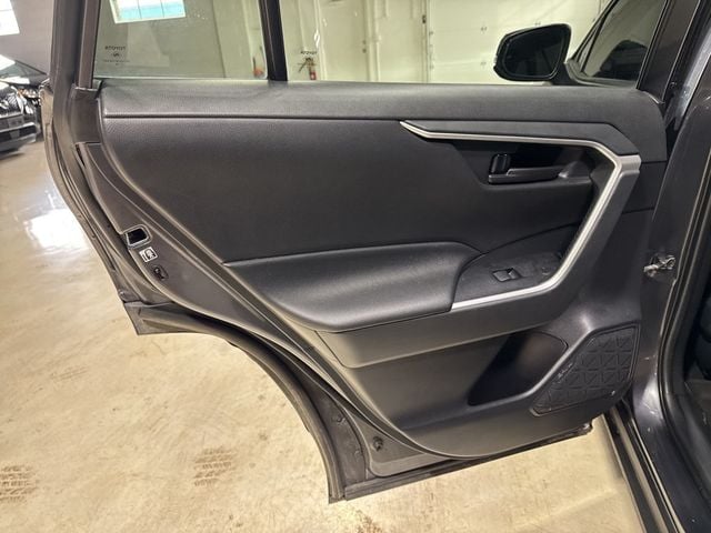 2019 Toyota RAV4 LE AWD - 22986608 - 34