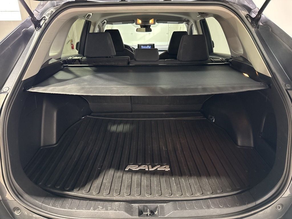 2019 Toyota RAV4 LE AWD - 22986608 - 35
