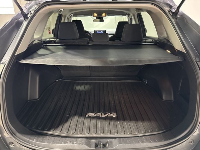 2019 Toyota RAV4 LE AWD - 22986608 - 35