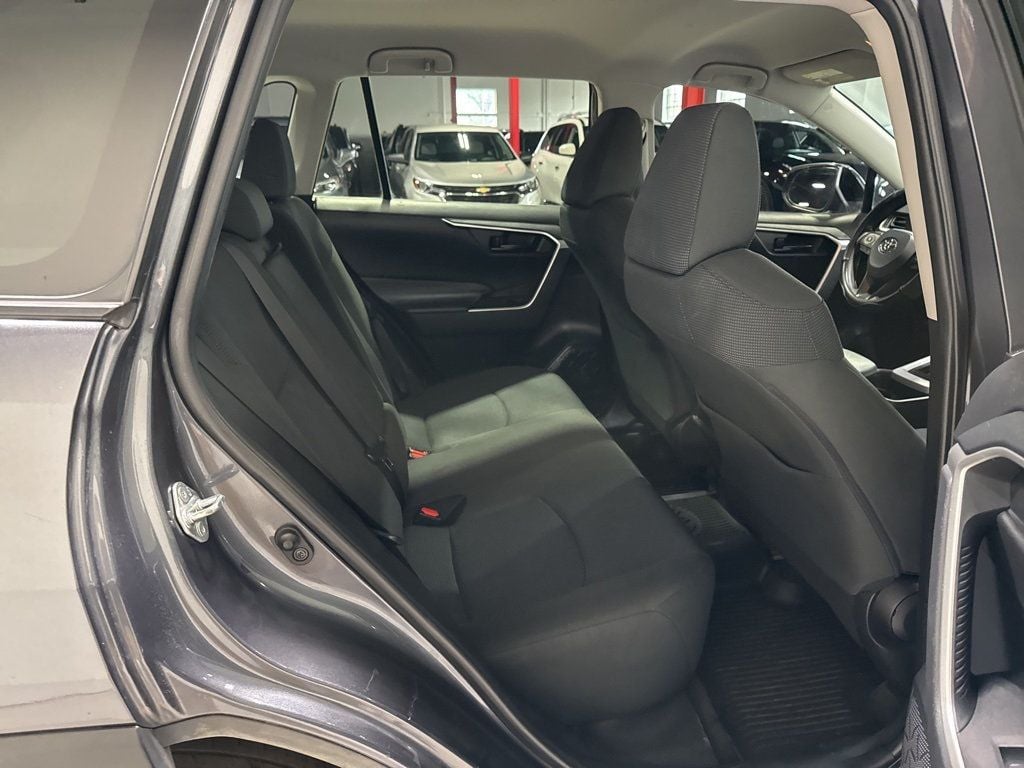 2019 Toyota RAV4 LE AWD - 22986608 - 36