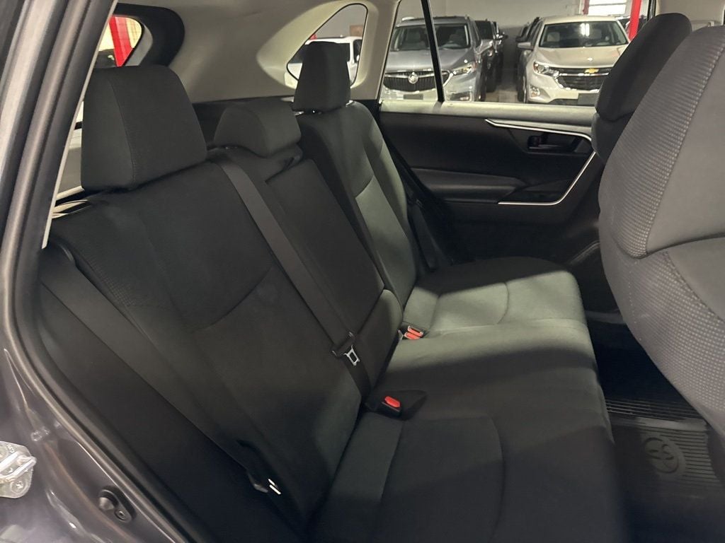 2019 Toyota RAV4 LE AWD - 22986608 - 38