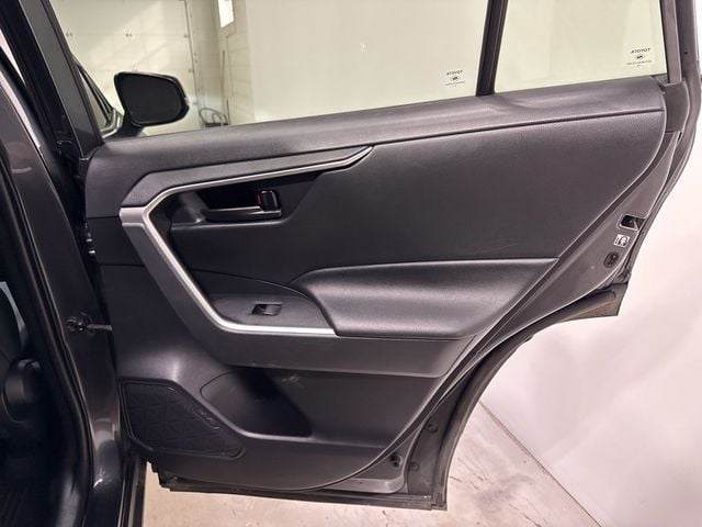 2019 Toyota RAV4 LE AWD - 22986608 - 39