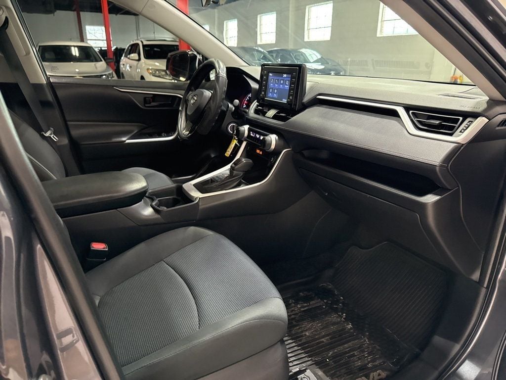 2019 Toyota RAV4 LE AWD - 22986608 - 41
