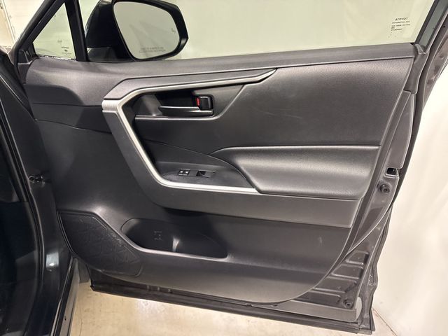 2019 Toyota RAV4 LE AWD - 22986608 - 43