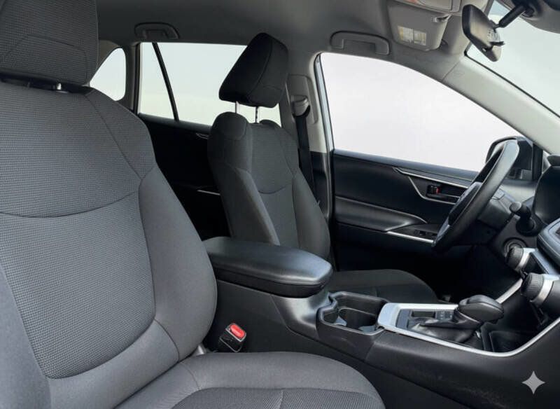 2019 Toyota RAV4 LE AWD - 22889943 - 16