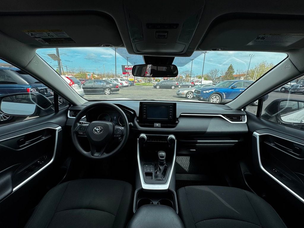 2019 Toyota RAV4 LE AWD - 22889943 - 19