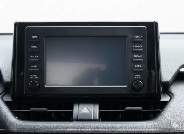 2019 Toyota RAV4 LE AWD - 22889943 - 19