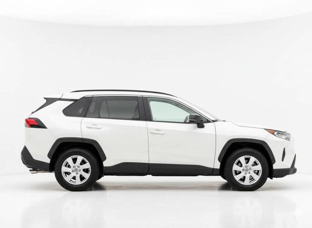 2019 Toyota RAV4 LE AWD - 22889943 - 4