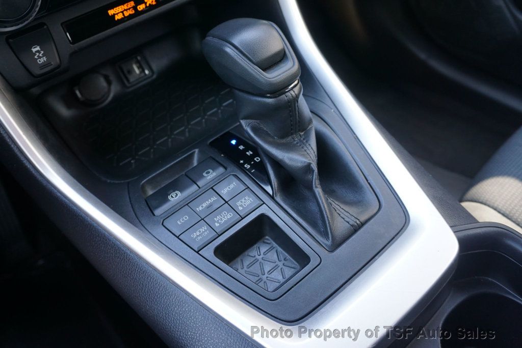 2019 Toyota RAV4 LE photo 18