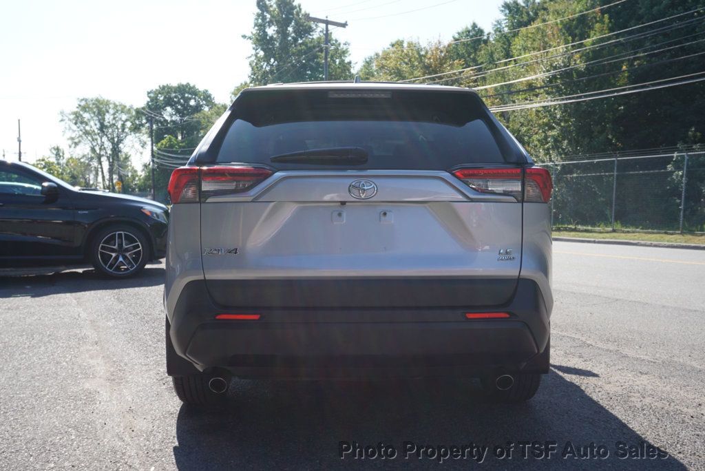 2019 Toyota RAV4 LE photo 3