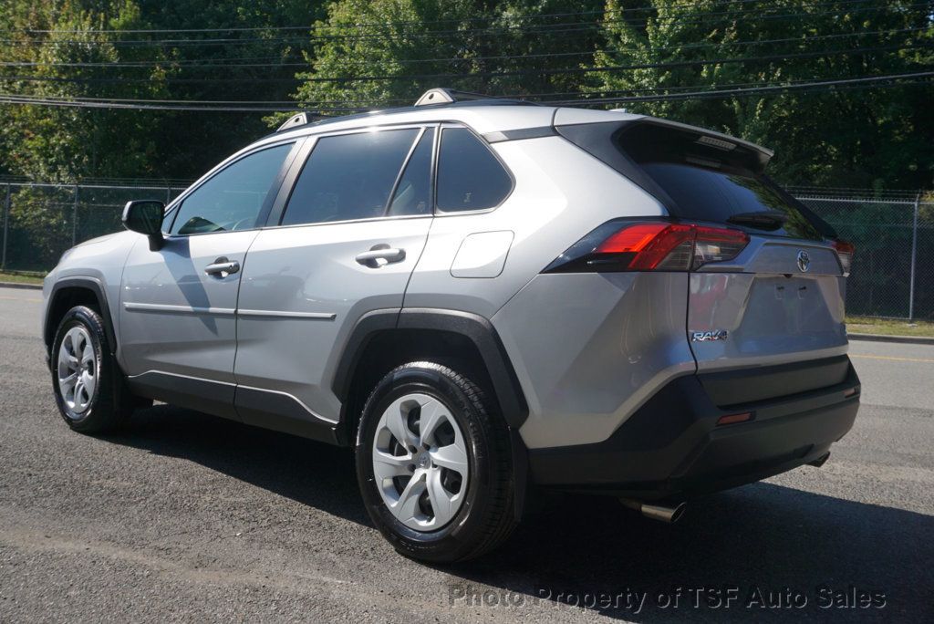 2019 Toyota RAV4 LE photo 4