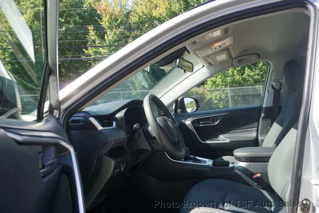 2019 Toyota RAV4 LE photo 7