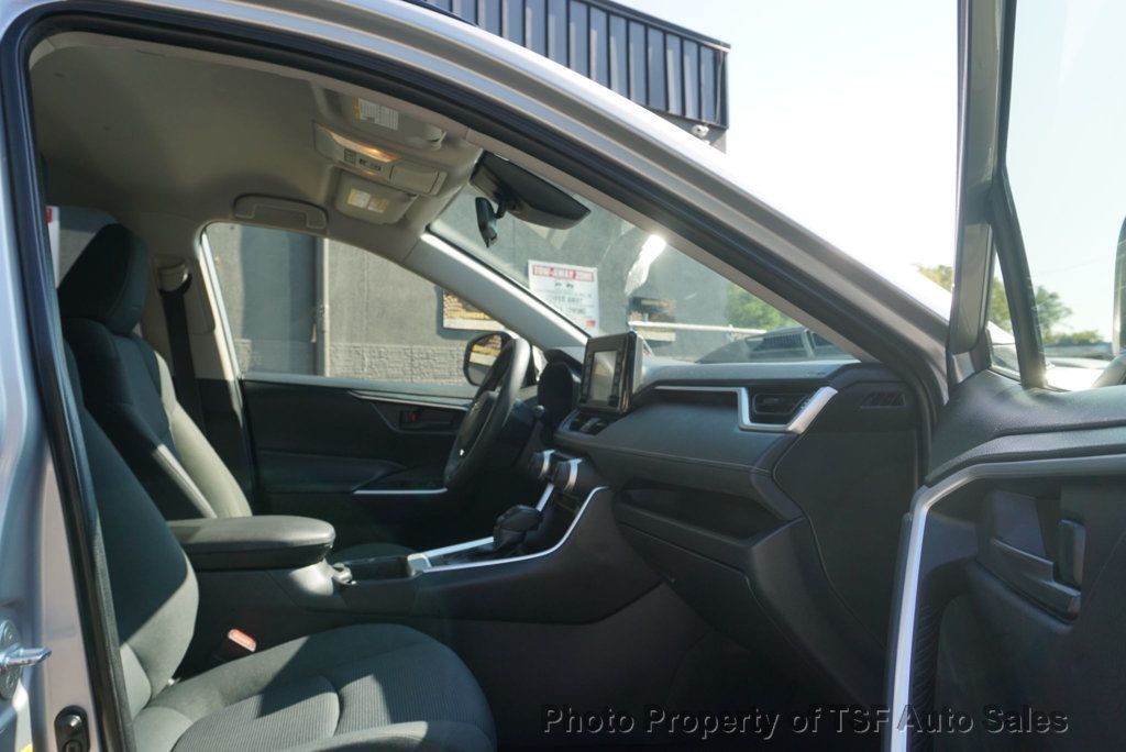 2019 Toyota RAV4 LE photo 8