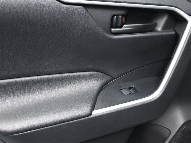 2019 Toyota RAV4 LE FWD - 22954261 - 10