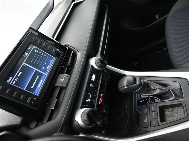 2019 Toyota RAV4 LE FWD - 22954261 - 19