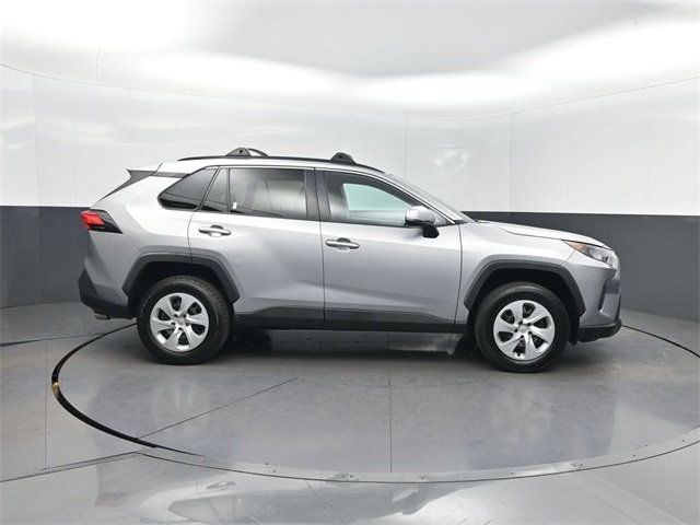 2019 Toyota RAV4 LE FWD - 22954261 - 32
