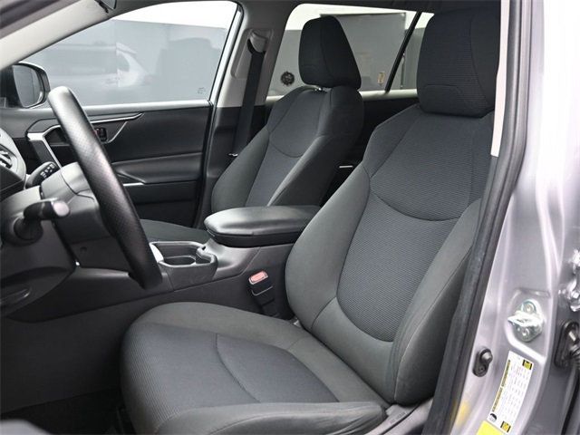 2019 Toyota RAV4 LE FWD - 22954261 - 5