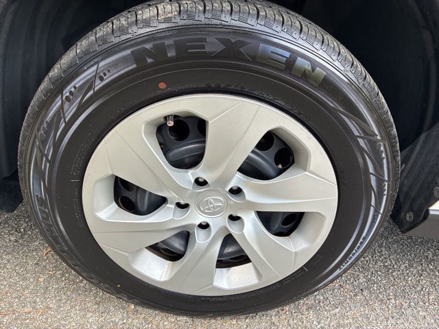 2019 Toyota RAV4 LE FWD - 23007232 - 10