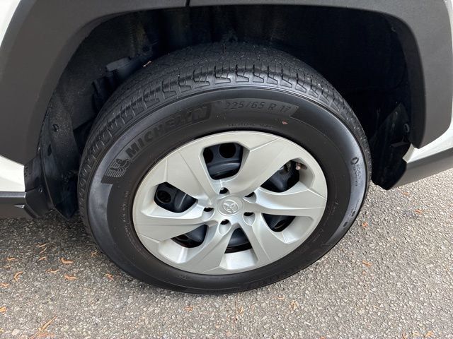 2019 Toyota RAV4 LE FWD - 23007232 - 11