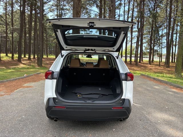 2019 Toyota RAV4 LE FWD - 23007232 - 17