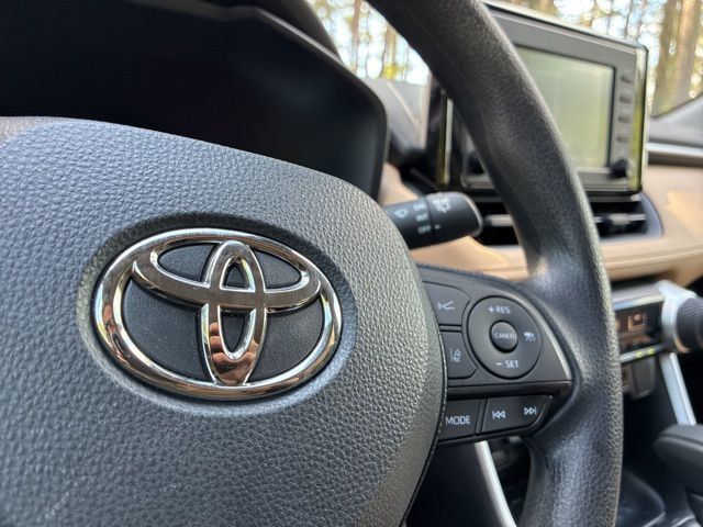 2019 Toyota RAV4 LE FWD - 23007232 - 27