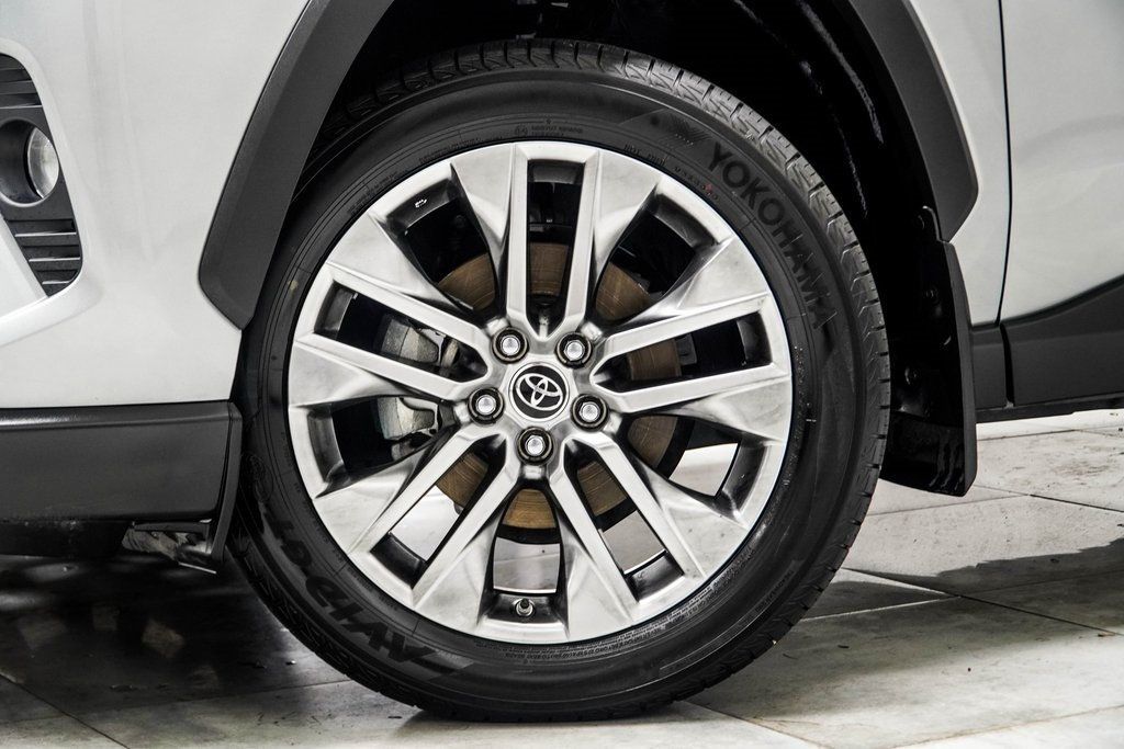 2019 Toyota RAV4 Limited photo 3