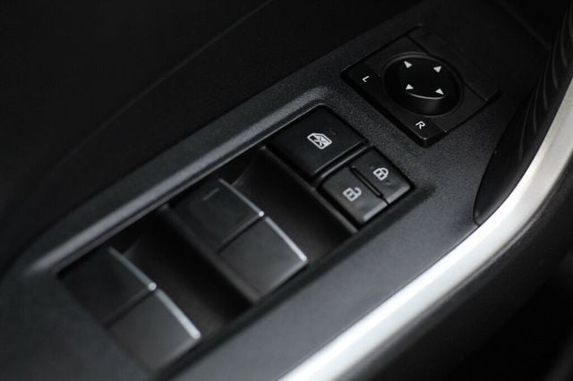 2019 Toyota RAV4 ONE OWNER AWD XSE HYBRID - 22951477 - 19