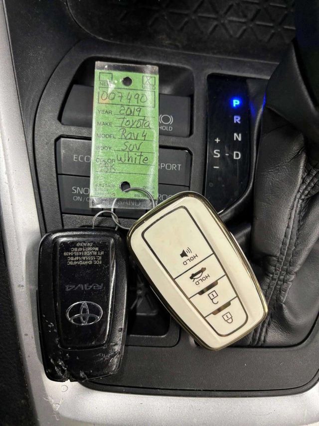 2019 Toyota RAV4 XLE AWD - 22967410 - 39