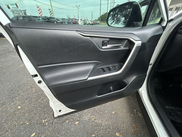 2019 Toyota RAV4 XLE FWD - 22946225 - 11