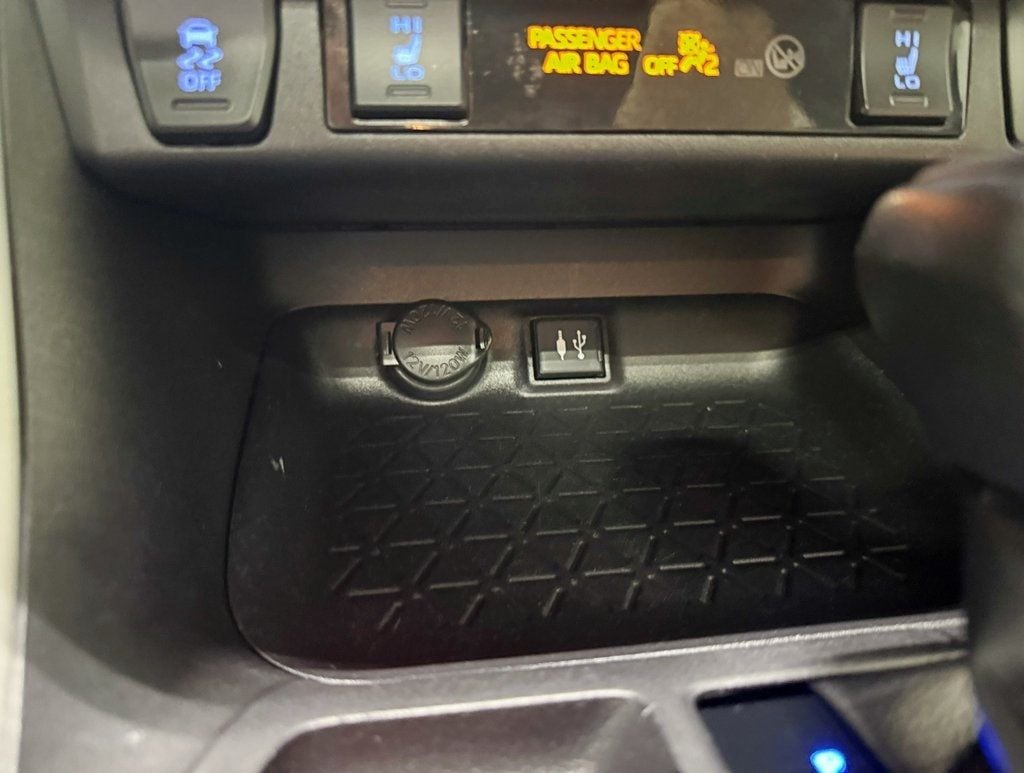 2019 Toyota RAV4 XLE FWD - 22942422 - 21