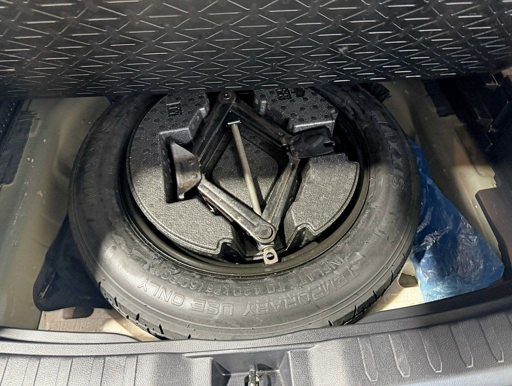 2019 Toyota RAV4 XLE FWD - 22942422 - 36