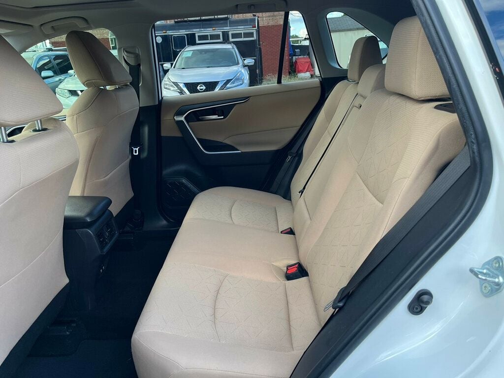 2019 Toyota RAV4 XLE photo 8