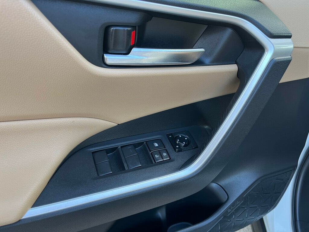 2019 Toyota RAV4 XLE photo 9