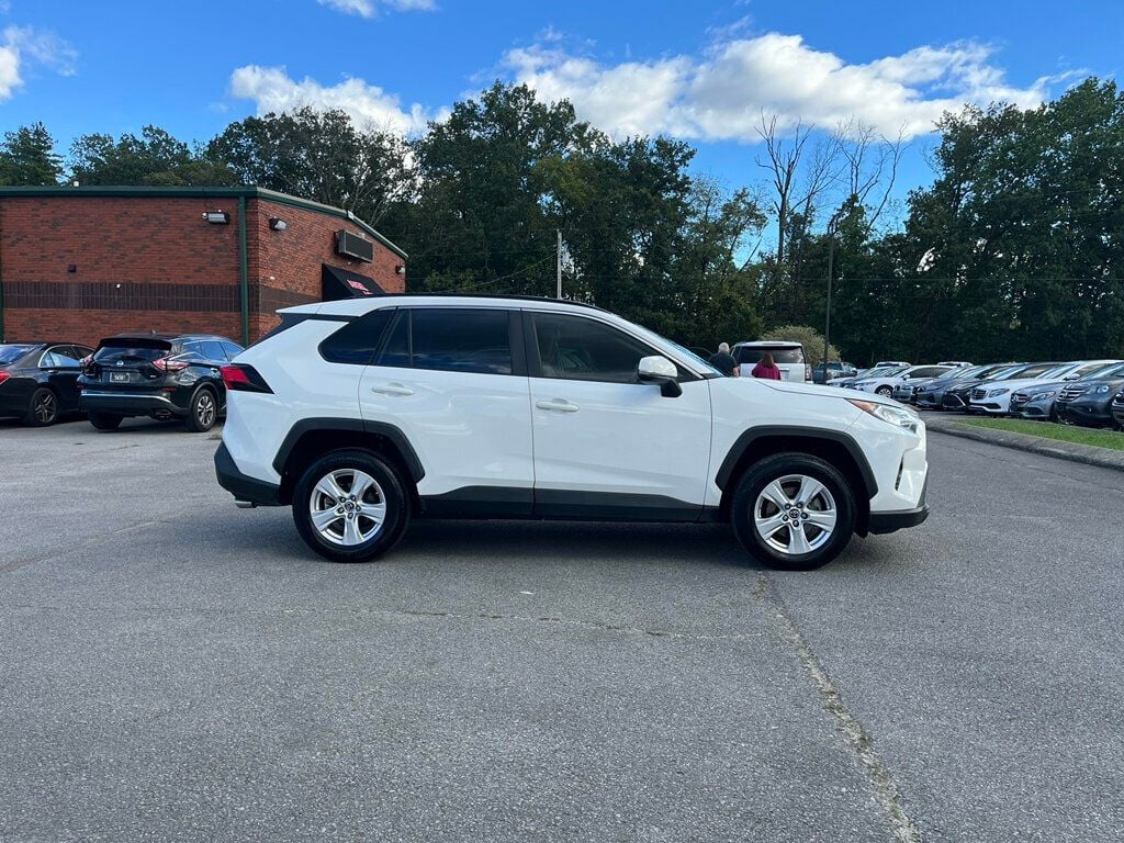2019 Toyota RAV4 XLE FWD - 22924536 - 4
