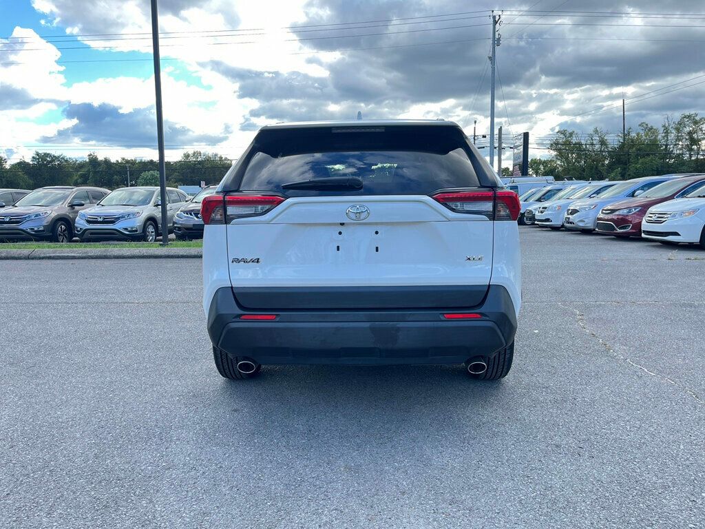 2019 Toyota RAV4 XLE photo 3