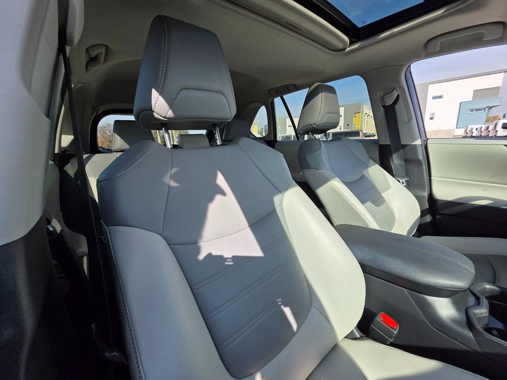 2019 Toyota RAV4 XLE Premium AWD - 22972145 - 10