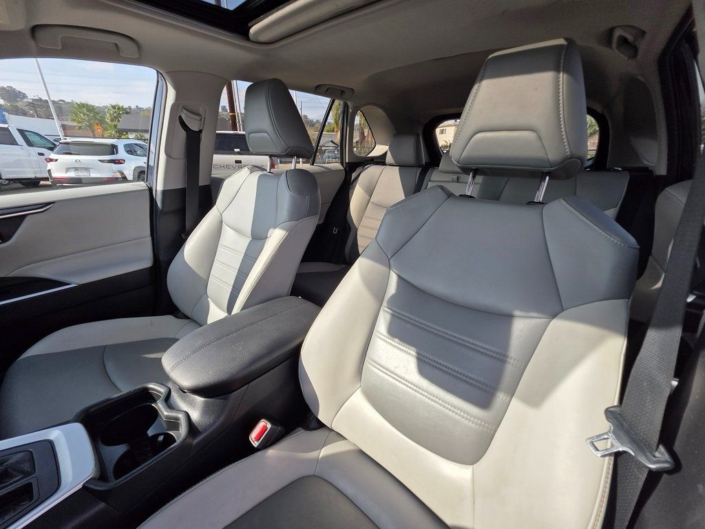 2019 Toyota RAV4 XLE Premium AWD - 22972145 - 16