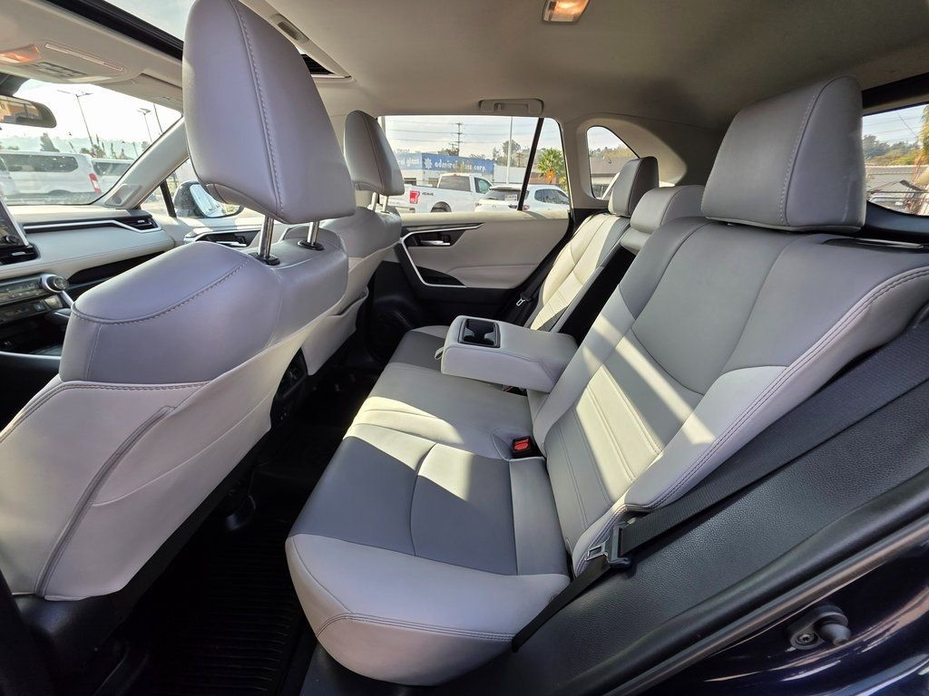 2019 Toyota RAV4 XLE Premium AWD - 22972145 - 17