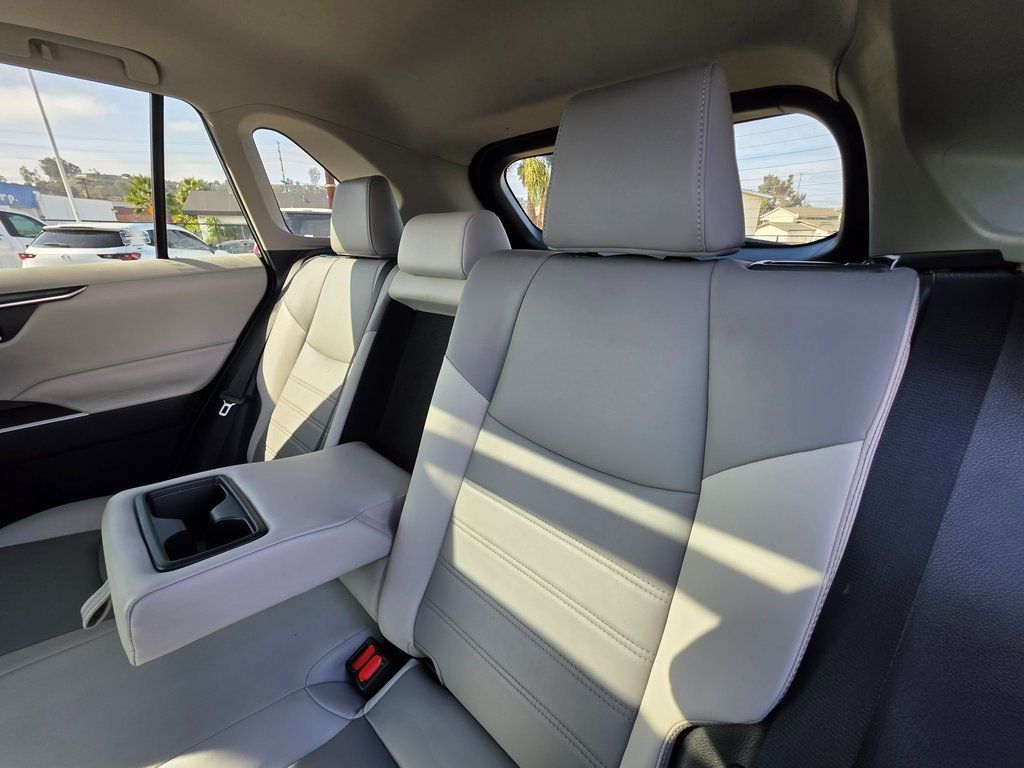 2019 Toyota RAV4 XLE Premium AWD - 22972145 - 18