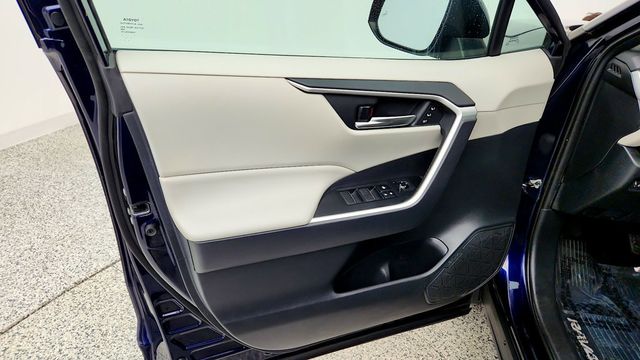 2019 Toyota RAV4 XLE Premium AWD w/ Cold Weather Pkg - 23101546 - 10