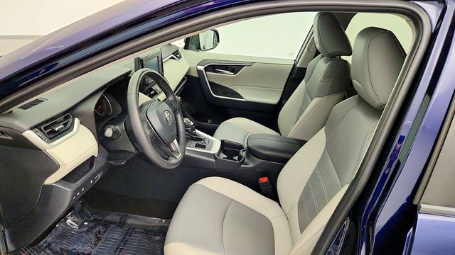 2019 Toyota RAV4 XLE Premium AWD w/ Cold Weather Pkg - 23101546 - 12