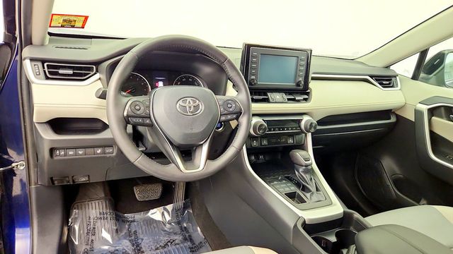 2019 Toyota RAV4 XLE Premium AWD w/ Cold Weather Pkg - 23101546 - 13